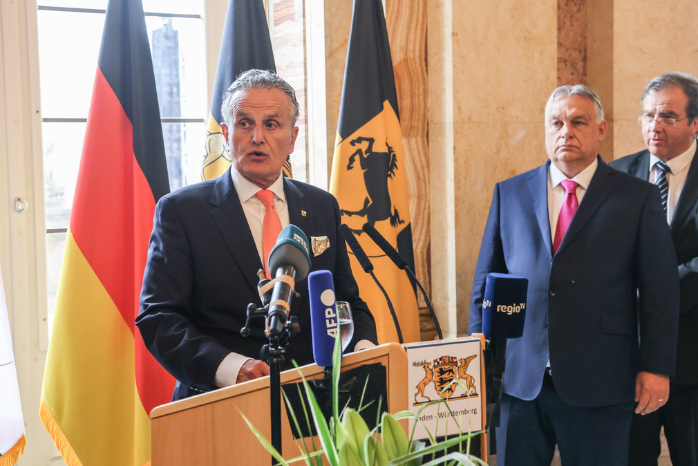 Stuttgarts Oberbürgermeister Dr. Frank Nopper (links) bei seiner Ansprache