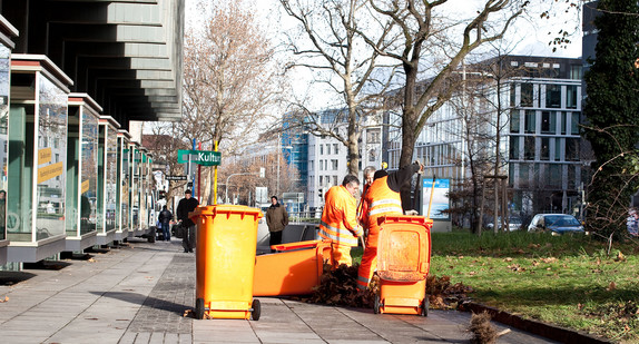 Fachkräfte für Kreislauf- und Abfallwirtschaft bei der Arbeit