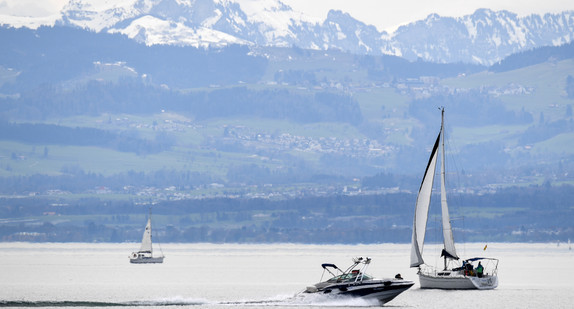  Ein Motorboot fährt vor zwei Segelbooten auf dem Bodensee. (Foto: © dpa)