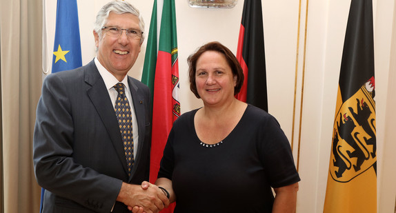 Staatssekretärin Theresa Schopper (r.) und der portugiesische Botschafter Dr. João Mira Gomes (l.)