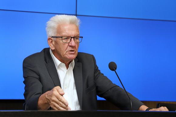 Ministerpräsident Winfried Kretschmann bei der Regierungspressekonferenz (Bild: Staatsministerium Baden-Württemberg)