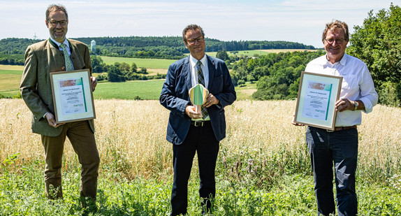 (von links nach rechts): Landesjägermeister Dr. Jörg Friedmann, Minister Peter Hauk MdL sowie Franz Schweizer, Direktor LAZBW (Bild: LJV/Tobias Grosser)