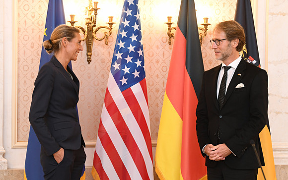 Staatsminister Dr. Florian Stegmann (r.) und die Direktorin des Aspen Institut Deutschland, Dr. Stormy-Annika Mildner (l.)