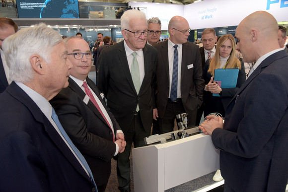 Ministerpräsident Winfried Kretschmann (Mitte) am Stand von FESTO 