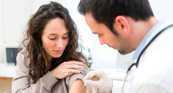 Eine junge Frau wird geimpft.