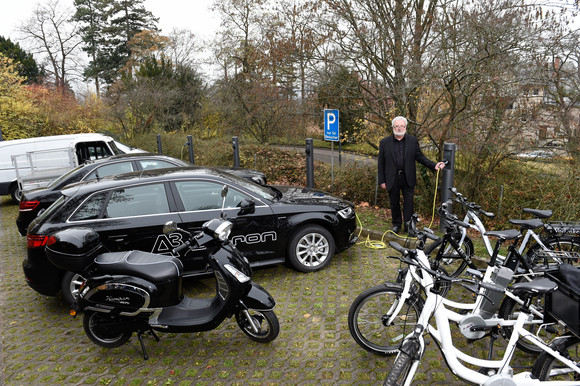 Staatsminister Klaus-Peter Murawski bei der Vorstellung der Dienstfahrzeugflotte mit alternativem Antrieb des Staatsministeriums