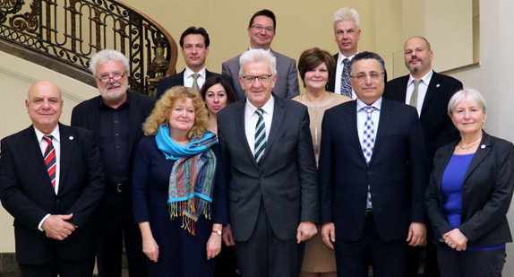 Gruppenbild mit Ministerpräsident Winfried Kretschmann (v.M.) und Staatsminister Klaus-Peter Murawski (2.v.l.) anlässlich des Jahresgesprächs mit den Israelitischen Religionsgemeinschaften Baden und Württemberg am 11. Januar 2018 in der Villa Reitzenstein in Stuttgart