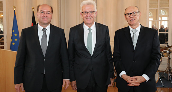 Dr. Malte Graßhof (l.), Ministerpräsident Winfried Kretschmann (M.) und Eberhard Stilz (r.)