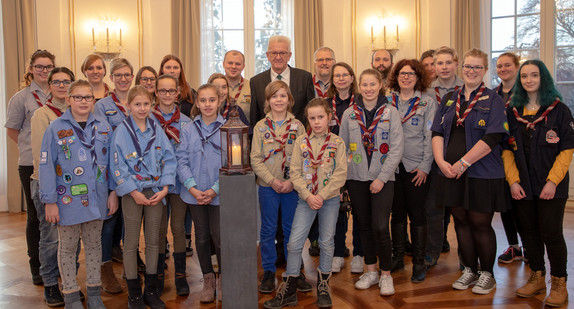 Ministerpräsident Winfried Kretschmann mit einer Delegation von Pfadfinderinnen und Pfadfindern anlässlich der Übergabe des diesjährigen Friedenslichts (Bild: Staatsministerium Baden-Württemberg)