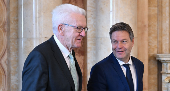 Ministerpräsident Winfried Kretschmann (l.) und Bundeswirtschaftsminister Robert Habeck (r.)