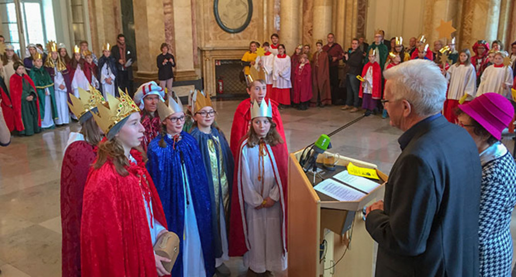 Ministerpräsident Winfried Kretschmann und seine Frau Gerlinde Kretschmann haben im neuen Schloss in Stuttgart Sternsingerinnen und Sternsinger aus ganz Baden-Württemberg empfangen.