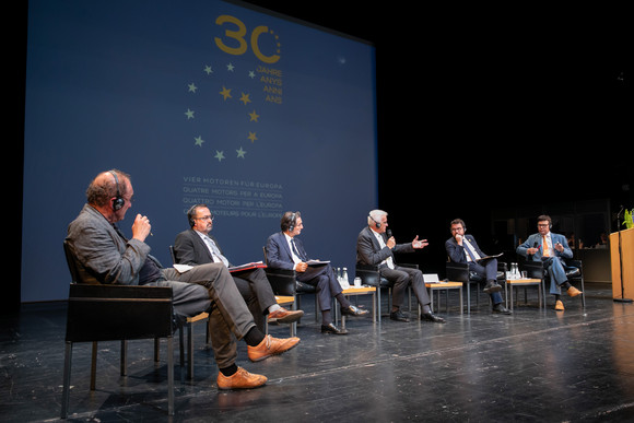 v.l.n.r.: Robert Menasse, Yannick Neuder (Vizepräsident von Auvergne-Rhône-Alpes), Attilio Fontana (Präsident der Lombardei), Ministerpräsident Winfried Kretschamann, Pere Aragonès (Vize-Präsident Kataloniens)