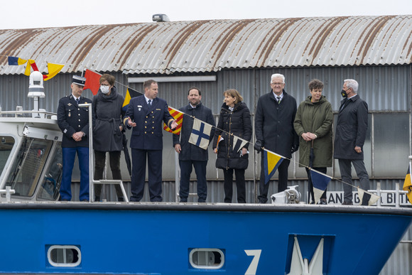 Personen stehen auf einem Boot der Wasserschutzpolizeistation in Kehl.