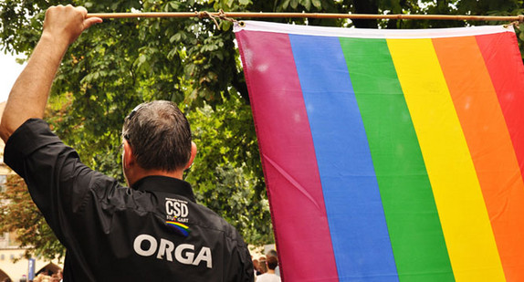 Ein Mann schwenkt eine Regenbogenfahne auf dem Christopher Street Day 2012 in Stuttgart (Bild: © CSD Stuttgart).