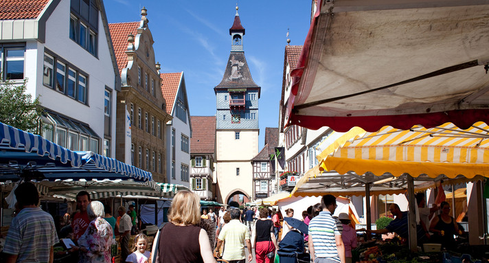 Menschen auf Wochenmarkt