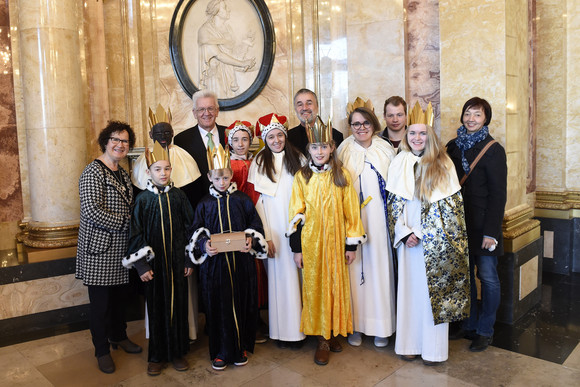 Ministerpräsident Winfried Kretschmann und seine Frau Gerlinde mit Sternsingern von der Seelsorgeeinheit Laufenburg-Albbruck-Birndorf