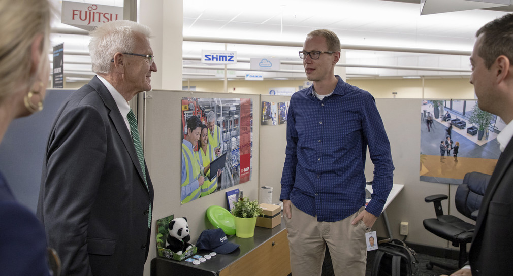 Ministerpräsident Winfried Kretschmann (2.v.l.) zu Besuch beim Startup-Accelerator Plug and Play im Silicon Valley (Foto: Staatsministerium Baden-Württemberg)