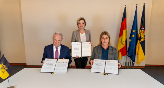 Herr Peter S. Krause, Frau Ministerin Dr. Nicole Hoffmeister-Kraut und Frau Barbara Resch bei der Unterzeichnung der gemeinsamen Erklärung