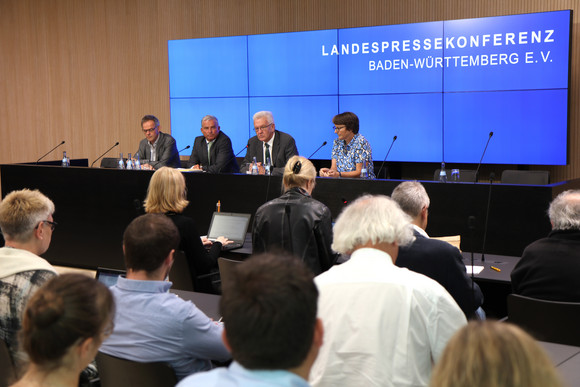 v.l.n.r.: Regierungssprecher Rudi Hoogvliet, Innenminister Thomas Strobl, Ministerpräsident Winfried Kretschmann und die Vorsitzende der Landespressekonferenz Baden-Württemberg, Barbara Schlegel