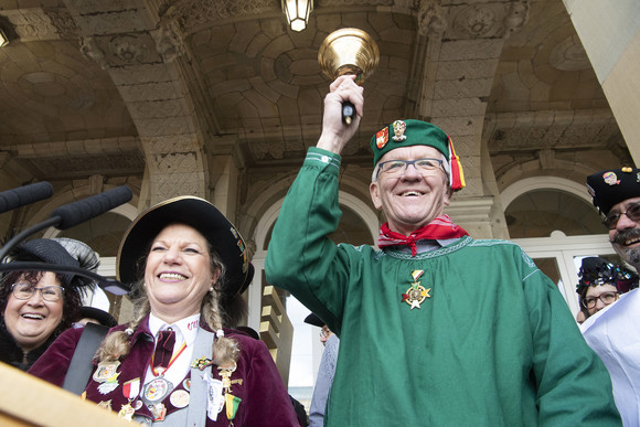 Ministerpräsident Winfried Kretschmann (2.v.r.) und Ehefrau Gerlinde Kretschmann (l.) mit Narren (Bild: Staatsministerium Baden-Württemberg)