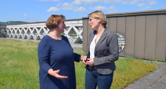 Kultusministerin Theresa Schopper (links) und Bildungsministerin von Rheinland-Pfalz, Dr. Stefanie Hubig (rechts)