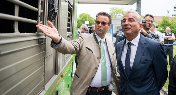 Landwirtschaftsminister Peter Hauk und Innenminister Thomas Strobl stehen während einer Schwerpunktkontrolle Tiertransport an der Autobahn A5 bei Walldorf neben einem Lastwagen. (Foto: © Sebastian Gollnow/dpa)