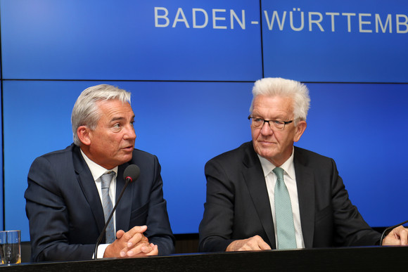 Ministerpräsident Winfried Kretschmann (r.) und Innenminister Thomas Strobl (l.)