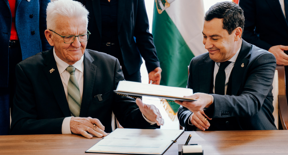 Ministerpräsident Winfried Kretschmann (links) und Andalusiens Regionalpräsident Juan Manuel Moreno Bonilla (rechts) unterzeichnen einen gemeinsamen Aktionsplan zur Zusammenarbeit in Klimaschutz und Energiesicherheit.
