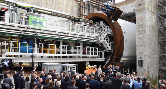 Die Tunnelvortriebsmaschine zum Bau des Tunnels Rastatt nach dem symbolischen Tunnelanstich (Quelle: dpa).