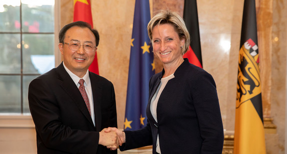 Der Gouverneur der Provinz Jiangsu, Wu Zhenglong (l.), und Wirtschaftsministerin Nicole Hoffmeister-Kraut (r.) (Foto: © Staatsministerium Baden-Württemberg)