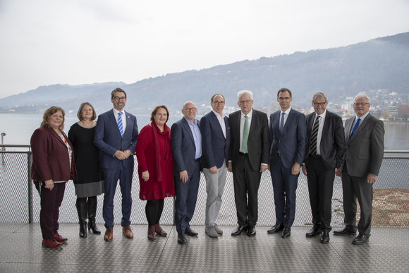 Gruppenfoto mit Ministerpräsident Winfried Kretschmann (4.v.r.) und Landeshauptmann Markus Wallner (3.v.r.) (Bild: Staatsministerium Baden-Württemberg)