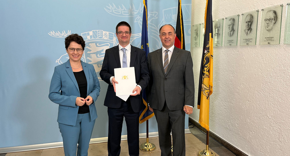 Übergabe der Ernennungsurkunde im Ministerium der Justiz und für Migration (von links nach rechts): Ministerin der Justiz und für Migration Marion Gentges; Präsident des Sozialgerichts Ulm Dr. Daniel Ostertag; Präsident des Landessozialgerichts Baden- Württemberg Bernd Mutschler.