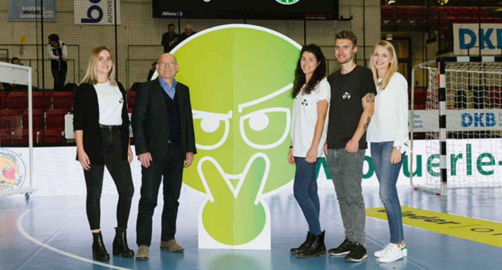 Gruppenbild mit Verkehrsminister Winfried Hermann (Foto: Sven Cichowicz)