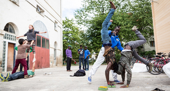 Flüchtlinge beteiligen sich an einem Kulturprojekt.