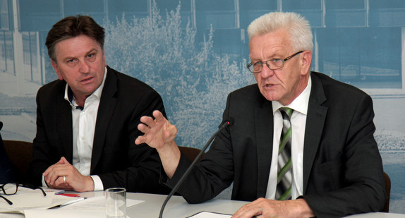 Ministerpräsident Winfried Kretschmann (r.) und Sozial- und Integrationsminister Manne Lucha (l.)