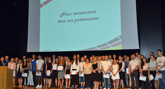 Alle Schülerinnen und Schüler mit Staatssekretär Volker Schebesta (Foto: Azubi-PacPro)