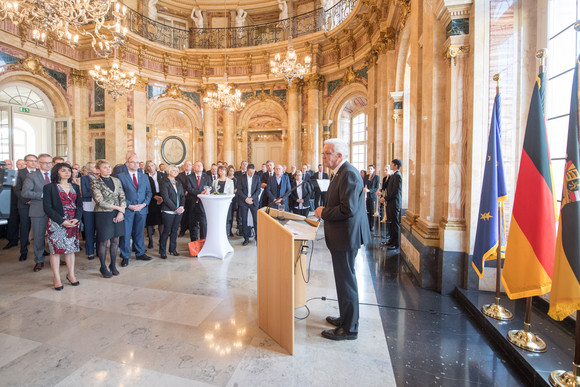 Ministerpräsident Winfried Kretschmann spricht zu den Gästen.