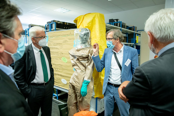 v.l.n.r.: Gesundheitsminister Manne Lucha, Ministerpräsident Winfried Kretschmann, Stefan Brockmann, Medizinaldirektor Epidemiologie und Gesundheitsberichterstattung und Wolfgang Reimer, Regierungspräsident im Regierungspräsidium Stuttgart (Bild: Staatsministerium Baden-Württemberg)