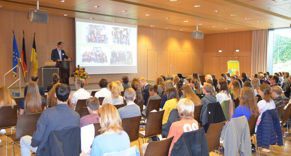 Staatssekretär Andre Baumann zeichnet neue Schülermentorinnen und Schülermentoren für den Umweltschutz an Schulen aus. (Bild: Umweltministerium Baden-Württemberg)