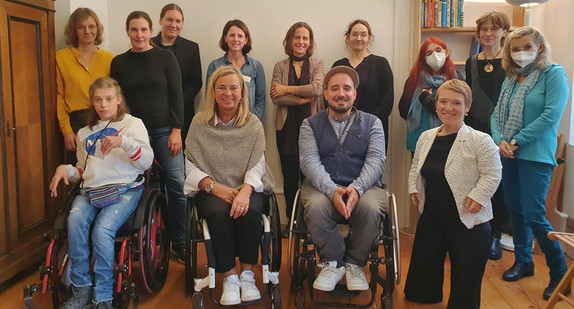 Gruppenfoto: Simone Fischer, Silke Verneuil, Maria Müller-Janßen, Johannes Baur, städtischer Inklusions- und Seniorenbeauftragter und weitere Engagierten aus Emmendingen.