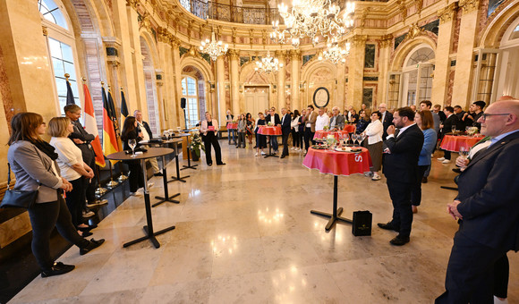 Blick in den Marmorsaal des Neuen Schlosses in Stuttgart beim Schweiz-Abend anlässlich des EURO-2024-Spiels Deutschland gegen die Schweiz