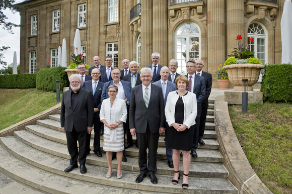 Gruppenfoto mit Ministerpräsident Winfried Kretschmann (1. Reihe, 2.v.r.)