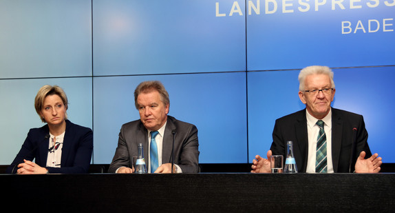 Ministerpräsident Winfried Kretschmann (r.), Umweltminister Franz Untersteller (M.) und Wirtschaftsministerin Nicole Hoffmeister-Kraut (l.)