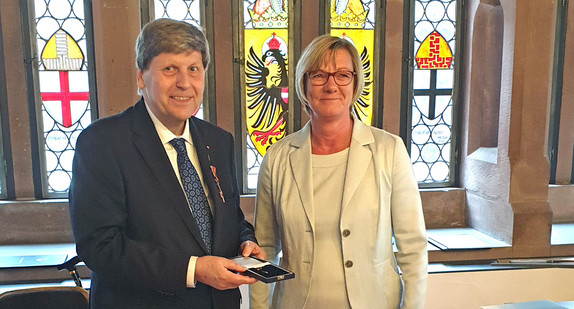 Finanzministerin Edith Sitzmann (r.) und Monsignore Bernhard Appel (l.) (Bild: Achim Fleischmann)