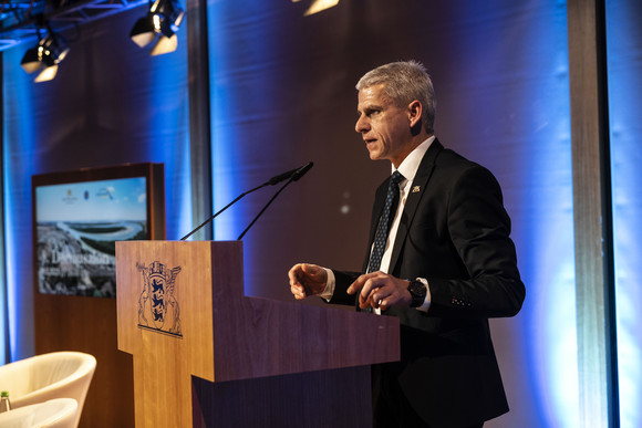 Der Staatssekretär im Wirtschaftsministerium, Dr. Patrick Rapp, bei seiner Rede beim 8. Donausalon in der Vertretung des Landes Baden-Württemberg beim Bund in Berlin.