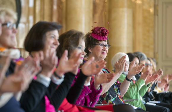 Gerlinde Kretschmann (M.) und Gäste applaudieren