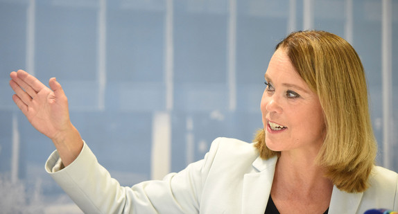 Staatssekretärin Petra Olschowski spricht bei einer Pressekonferenz zur Vorstellung der „Kulturpolitischen Leitlinien der kommenden fünf Jahre“ (Quelle: © dpa).