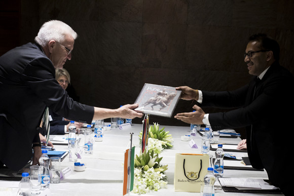 Ministerpräsident Winfried Kretschmann (l.) und der Verwaltungsdirektor der Stadt Pune, Kunal Kumar (r.) bei der Geschenkübergabe