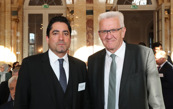 Ministerpräsident Winfried Kretschmann (r.) und Prof. Dr. Mouhanad Khorchide (l.), Leiter des Zentrums für Islamische Theologie Münster (Bild: Staatsministerium Baden-Württemberg)