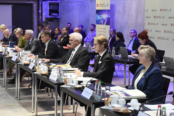 Blick ins Plenum bei der fünften Jahresveranstaltung des Strategiedialogs Automobilwirtschaft. 